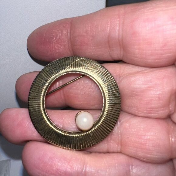 Vintage MCM Gold Tone and Faux Pearl Circular Brooch - Picture 3 of 5